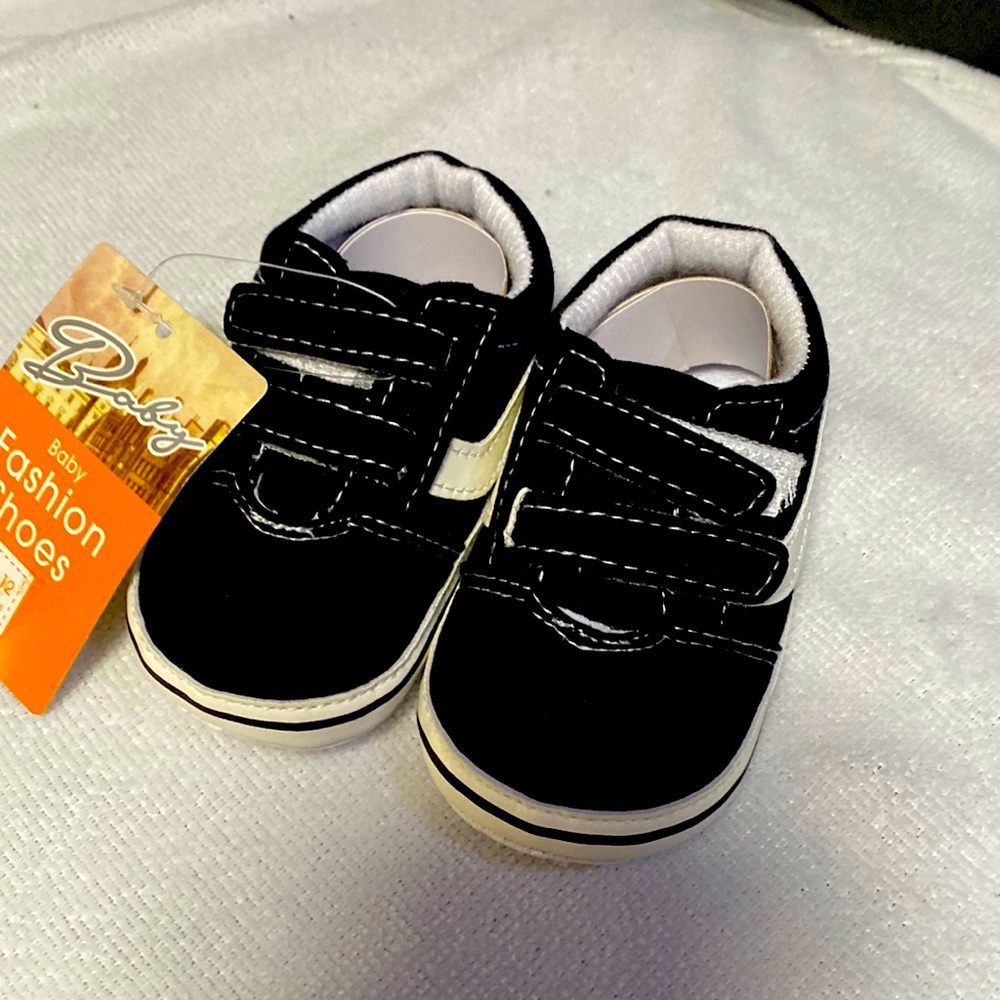 Baby boys size 2 Velcro tennis shoes.